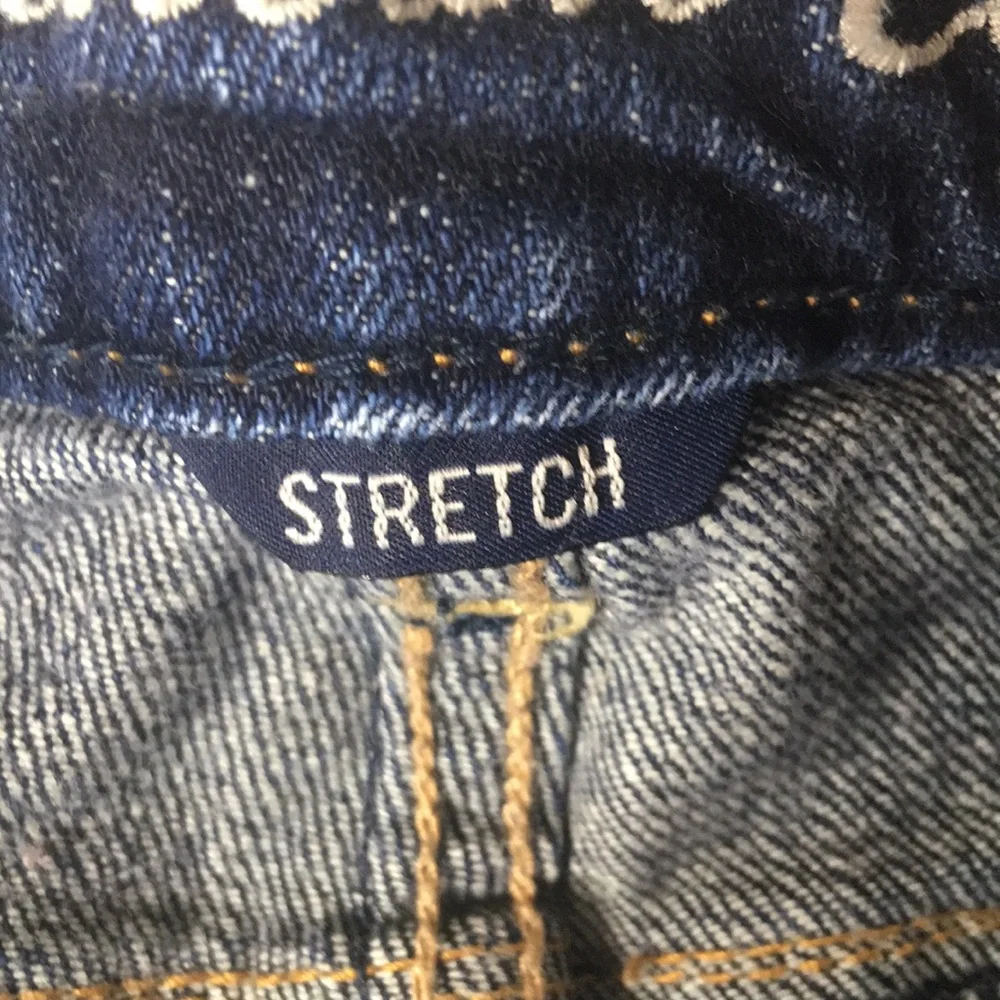 American Eagle Distressed Shorts Size 6 - Picture 8 of 9